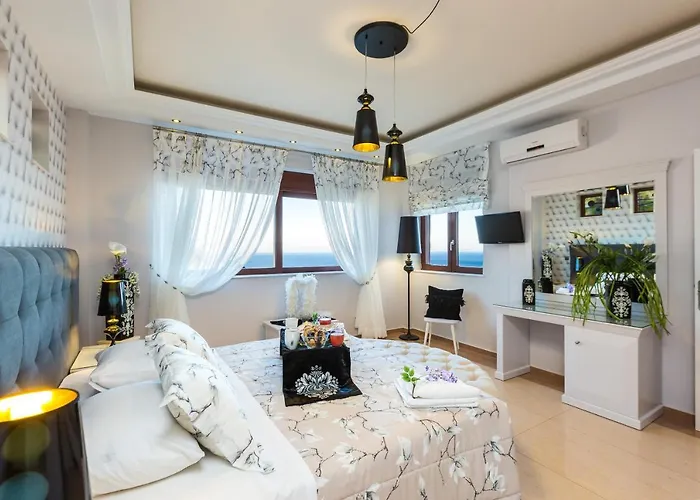 Villa Belle, Where Sea Views Meet Sunset Magic By Etouri *